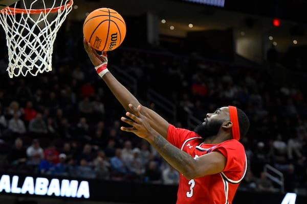 Robert Morris guard Amarion Dickerson (3) drives to the basket against Alabama in the first half in the first round of the NCAA college basketball tournament, Friday, March 21, 2025, in Cleveland. (AP Photo/David Richard)