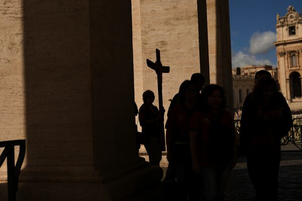 Pilgrims arrive to visit St. Peter's Basilica, at the Vatican, on Tuesday, May 6, 2025, the day before of the upcoming conclave starting on May 7, to elect the 267th Roman pontiff. (AP Photo/Francisco Seco)