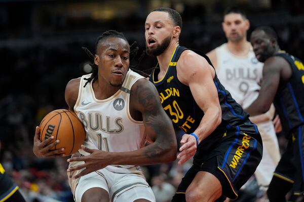 Golden State Warriors guard Stephen Curry (30) guards against Chicago Bulls guard Ayo Dosunmu (11) during the first half of an NBA basketball game Saturday, Feb. 8, 2025, in Chicago. (AP Photo/Erin Hooley)