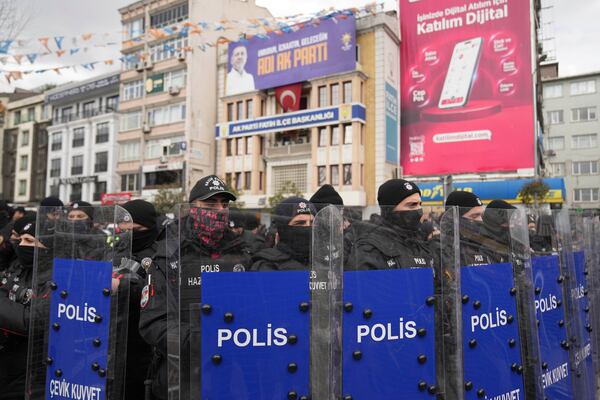 Police cordon off the roads leading to the Vatan Security Department, where Istanbul Mayor Ekrem Imamoglu is expected to be taken following his arrest in Istanbul, Turkey, Wednesday, March 19, 2025. (AP Photo/Francisco Seco)