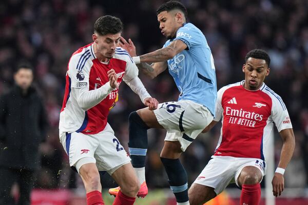 Manchester City's Savinho, center, and Arsenal's Kai Havertz, left, fight for the ball during the English Premier League soccer match between Arsenal and Manchester City at the Emirates stadium in London, Sunday, Feb. 2, 2025. (AP Photo/Alastair Grant)