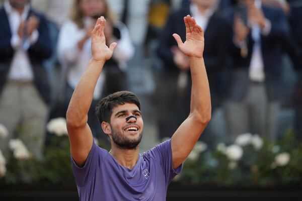 Carlos Alcaraz of Spain celebrates after winning the Italian Open tennis tournament at the Foro Italico in Rome, Sunday, May 18, 2025. (AP Photo/Alessandra Tarantino)
