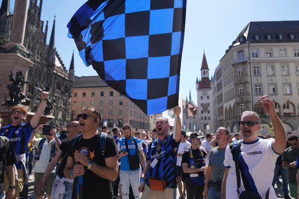 Inter Milan fans cheers at the Marienplatz in the city center ahead of the Champions League final soccer match between Paris Saint-Germain and Inter Milan in Munich, Germany, Saturday, May 31, 2025. (AP Photo/Markus Schreiber)