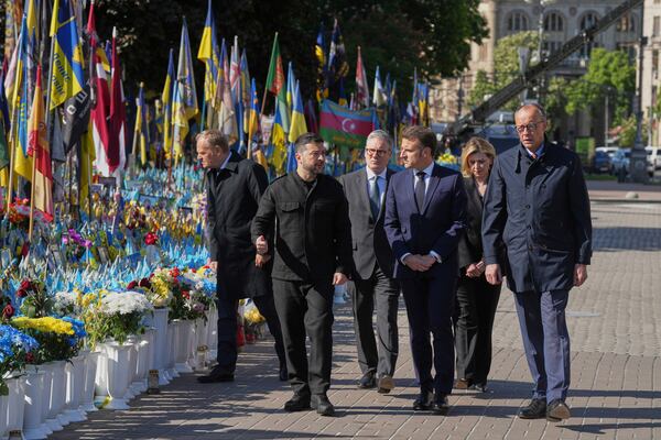 From left, Polish Prime Minister Donald Tusk, Ukrainian President Volodymyr Zelenskyy, U.K. Prime Minister Keir Starmer, French President Emmanuel Macron, German Chancellor Friedrich Merz arrive to put flowers on memorial of fallen Ukrainian soldiers at independence square in Kyiv, Ukraine, on Saturday, May 10, 2025. Ukraine's First Lady Olena Zelenska Olena Zelenska is seen behind, second right. (AP Photo/Evgeniy Maloletka)