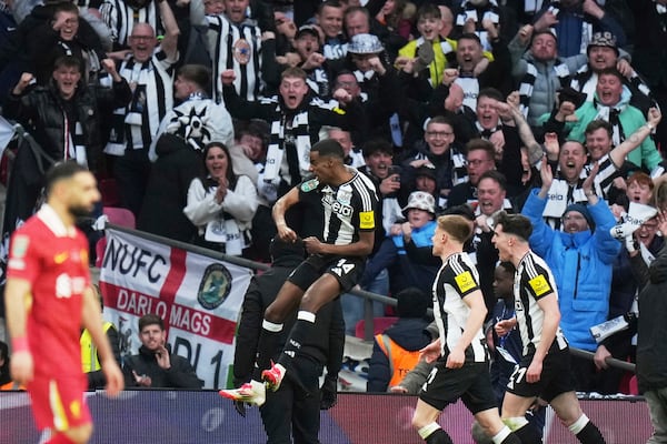 Newcastle's Alexander Isak, centre, celebrates after scoring his side's second goal during the EFL Cup final soccer match between Liverpool and Newcastle at Wembley Stadium in London, Sunday, March 16, 2025. (AP Photo/Alastair Grant)