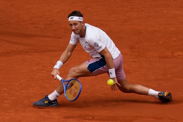 Casper Ruud of Norway returns the ball against Francisco Cerundolo from Argentina during men's semifinal at the Madrid Open tennis tournament in Madrid, Spain, Friday, May 2, 2025. (AP Photo/Manu Fernandez)