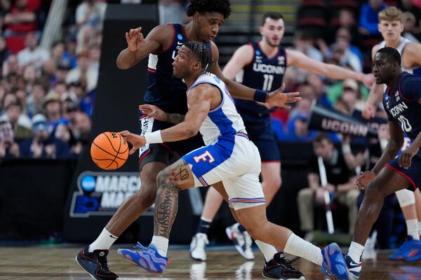 Florida guard Alijah Martin drives to the basket past UConn center Tarris Reed Jr. during the first half in the second round of the NCAA college basketball tournament, Sunday, March 23, 2025, in Raleigh, N.C. (AP Photo/Chris Carlson)