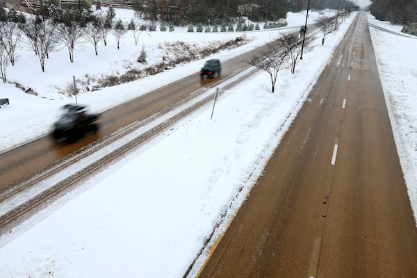 Traffic moves along with ease on McCollough Blvd. following snow fall, Friday, Jan. 10, 2025, in Tupelo, Miss. (Adam Robison/The Northeast Mississippi Daily Journal via AP)