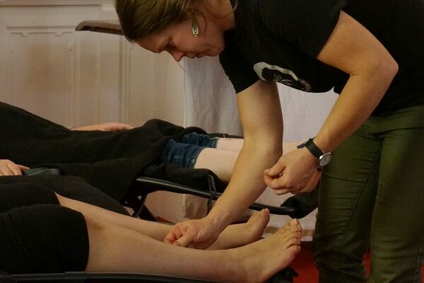 Acupuncturist Kahlyn Keilty-Lucas starts a treatment at St. Paul’s-San Pablo Lutheran Church, which holds wellness sessions after Sunday worship in the sanctuary as part of its migrant ministry, in Minneapolis, Sunday, April 27, 2025. (AP Photo/Giovanna Dell’Orto)