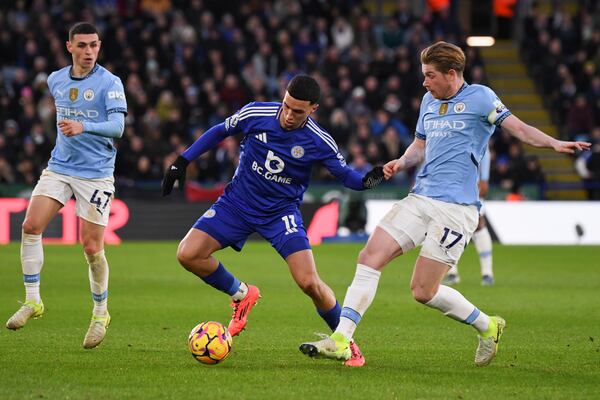 Leicester's Bilal El Khannous, center, duels for the ball with Manchester City's Kevin De Bruyne, right, during the English Premier League soccer match between Leicester City and Manchester City at King Power stadium in Leicester, England, Sunday, Dec. 29, 2024. (AP Photo/Rui Vieira)