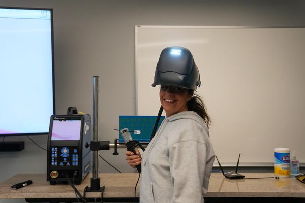 Alejandra Gonzalez practices virtual welding during an Ironworkers Local 63 pre-apprenticeship class Wednesday, March 26, 2025, in Broadview, Ill. (AP Photo/Erin Hooley)