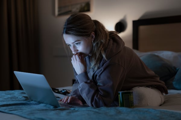 This image released by Netflix shows Kaitlyn Dever in a scene from the series "Apple Cider Vinegar." (Ben King/Netflix via AP)