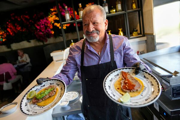 Michelin-starred Chef Mario Hernández Alonso of El Califa de León taqueria in Mexico City, prepares tacos at a Cinco de Mayo pop-up event at The Mexicano, Monday, May 5, 2025, in Phoenix. (AP Photo/Matt York)