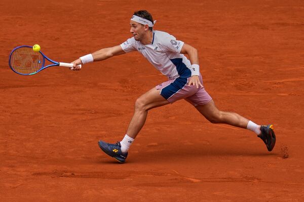 Casper Ruud of Norway returns the ball against Francisco Cerundolo from Argentina during men's semifinal at the Madrid Open tennis tournament in Madrid, Spain, Friday, May 2, 2025. (AP Photo/Manu Fernandez)
