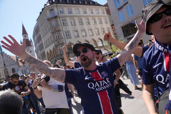 Paris Saint-Germain fans cheers at the Marienplatz in the city center ahead of the Champions League final soccer match between Paris Saint-Germain and Inter Milan in Munich, Germany, Saturday, May 31, 2025. (AP Photo/Markus Schreiber)