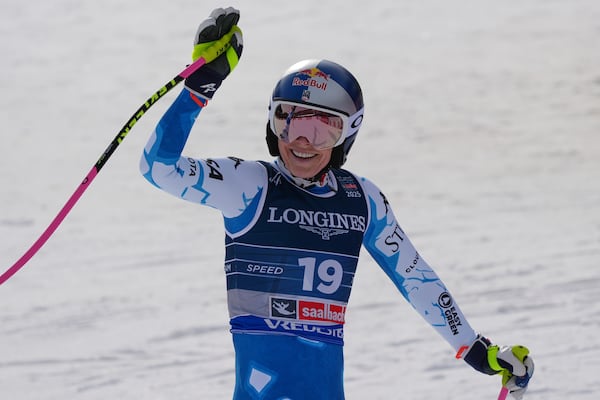 United States' Lindsey Vonn waves at the finish area of a downhill run of a women's team combined event, at the Alpine Ski World Championships, in Saalbach-Hinterglemm, Austria, Tuesday, Feb. 11, 2025. (AP Photo/Giovanni Auletta)