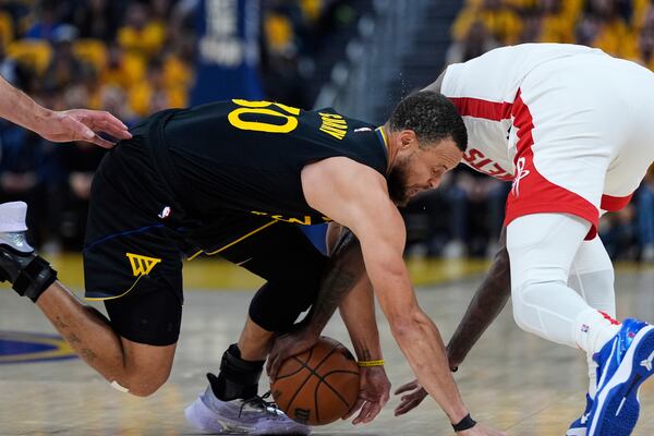 Golden State Warriors guard Stephen Curry (30) and Houston Rockets forward Tari Eason, right, compete for possession of the ball during the first half of Game 6 of an NBA basketball first-round playoff series Friday, May 2, 2025, in San Francisco. (AP Photo/Godofredo A. Vásquez)