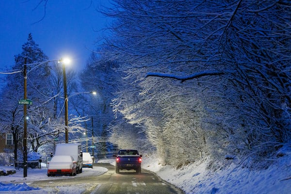 Snow falls along Gypsy Lane in the East Falls section of Philadelphia, Wednesday, Feb. 12, 2025. (Alejandro A. Alvarez/The Philadelphia Inquirer via AP)