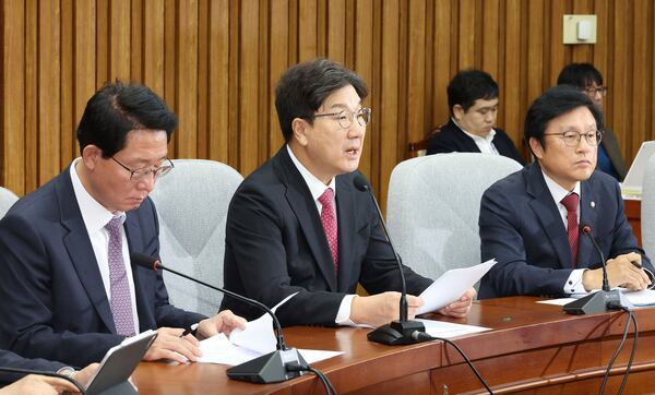 Kweon Seong-dong, center, floor leader of ruling People Power Party, speaks during a party's meeting at the National Assembly in Seoul, South Korea, Tuesday, Dec. 17, 2024. (Kim Ju-hyung/Yonhap via AP)