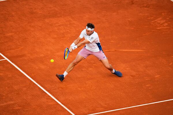 Norway's Casper Ruud returns to Britain's Jack Draper during the Madrid Open tennis final in Madrid, Spain, Sunday, May 4, 2025. (AP Photo/Manu Fernandez)