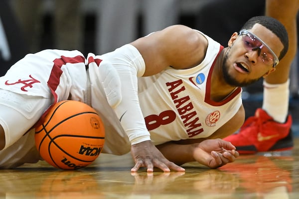 Alabama's Chris Youngblood of falls on the ball in the first half against Robert Morris in the first round of the NCAA college basketball tournament, Friday, March 21, 2025, in Cleveland. (AP Photo/David Richard)