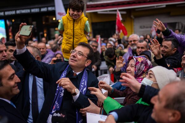 FILE.- Istanbul Mayor and Republican People's Party, or CHP, candidate Ekrem Imamoglu take photographs with supporters during a campaign rally in Istanbul, Turkey, Thursday, March 21, 2024.(AP Photo/Francisco Seco, File)