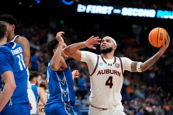 Auburn forward Johni Broome (4) looks to shoot during the first half in the second round of the NCAA college basketball tournament, Saturday, March 22, 2025, in Lexington, Ky. (AP Photo/Brynn Anderson)