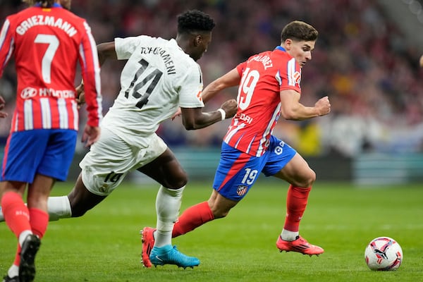 FILE - Atletico Madrid's Julian Alvarez in action in front of Real Madrid's Aurelien Tchouameni during the La Liga soccer match between Atletico Madrid and Real Madrid at the Metropolitano stadium in Madrid, Spain, Sunday, Sept. 29, 2024. (AP Photo/Bernat Armangue, File)