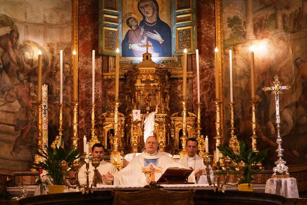 Cardinal Peter Erdo leads a mass at his titular church of Santa Francesca Romana in Rome, Sunday, May 4, 2025. (AP Photo/Francisco Seco)