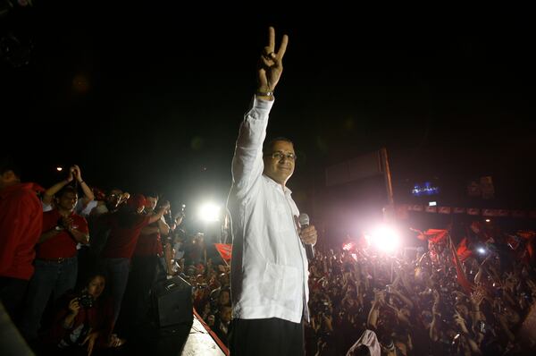 FILE - Mauricio Funes, presidential candidate of the Farbundo Marti National Liberation Front party (FMLN), waves the victory sign to supporters during his victory speech in San Salvador, March 15, 2009. (AP Photo/Dario Lopez-Mills, File)