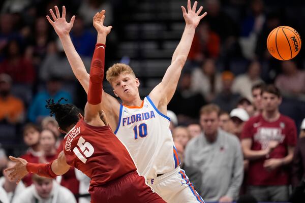 Alabama forward Jarin Stevenson (15) loses the ball against Florida forward Thomas Haugh (10) during the second half of an NCAA college basketball game in the semifinal round of the Southeastern Conference tournament, Saturday, March 15, 2025, in Nashville, Tenn. (AP Photo/George Walker IV)