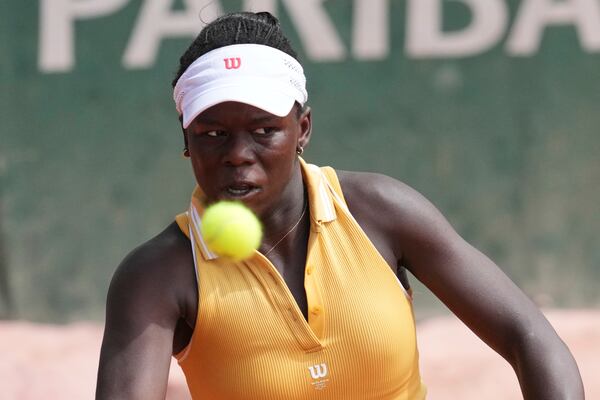 Canada's Victoria Mboko returns the ball to New Zealand's Lulu Sun during their first round match of the French Tennis Open, at the Roland-Garros stadium, in Paris, Sunday May 25, 2025. (AP Photo/Christophe Ena)