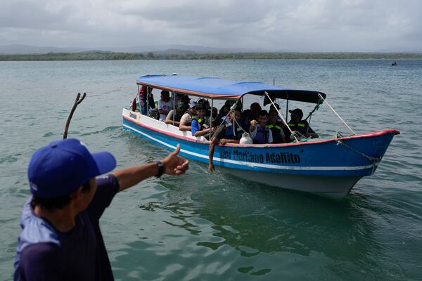 A boat departs to Colombia from Gardi Sugdub on Panama's Caribbean coast, Sunday, Feb. 23, 2025, carrying Venezuelan migrants on their way back from southern Mexico after giving up hopes of reaching the U.S. as President Trump's cracks down on migration.(AP Photo/Matias Delacroix)