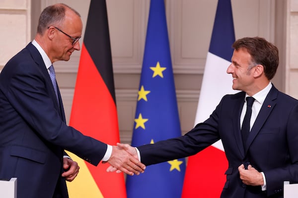 German Chancellor Friedrich Merz, left, and French President Emmanuel Macron shake hands at the end of a joint press conference following their meeting at the Elysee palace in Paris Wednesday, May 7, 2025.(Ludovic Marin, Pool via AP)