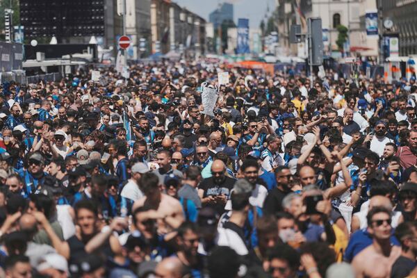 Inter Milan fans wait for the start of the Champions League final soccer match between Paris Saint-Germain and Inter Milan in Munich, Germany, Saturday, May 31, 2025. (AP Photo/Markus Schreiber)