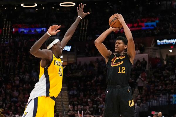 Cleveland Cavaliers forward De'Andre Hunter, right, shoots as Indiana Pacers forward Pascal Siakam defends during the second half in Game 5 of an Eastern Conference semifinal NBA basketball playoff Tuesday, May 13, 2025, in Cleveland. (AP Photo/Sue Ogrocki)
