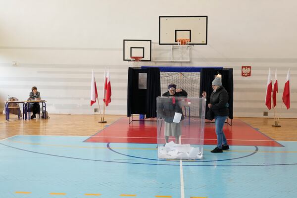 Voters cast their ballots polling stations opened in the first round of Poland's presidential elections in Lomianki, near Warsaw, on Sunday, May 18, 2025. (AP Photo/Czarek Sokolowski)