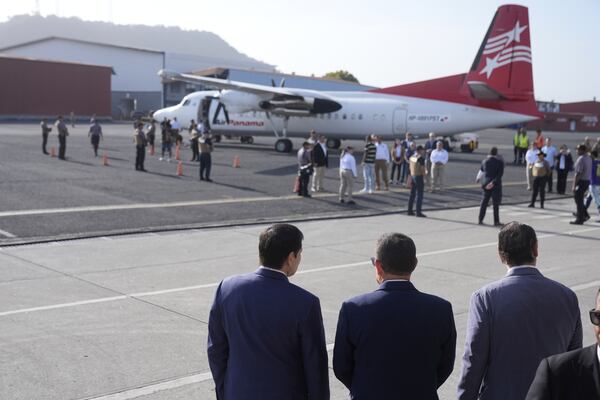 Secretary of State Marco Rubio, left, Frank Alexis Abrego, Panama's Minister of Public Security, center, and Panama's Foreign Minister Javier Martinez-Acha, watch as people board a repatriation flight bound for Colombia at Albrook Airport in Panama City, Monday, Feb. 3, 2025. (AP Photo/Mark Schiefelbein, Pool)