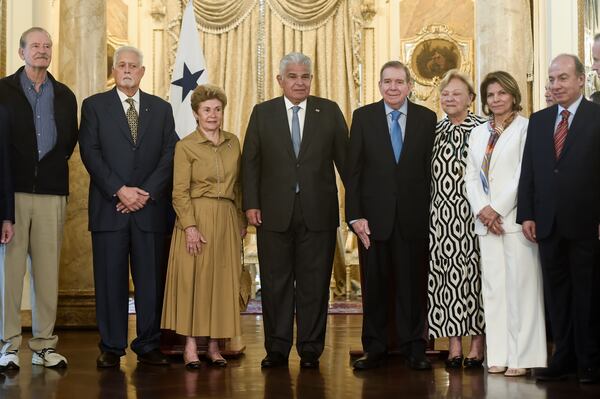 From left, Mexico's former President Vicente Fox, Panama's former President Ernesto Perez Balladares, Panama's former President Mireya Moscoso, current Panamanian President Jose Raul Mulino, Venezuela's opposition leader Edmundo Gonzalez Urrutia, his wife Mercedes Lopez, Costa Rica's former President Laura Chinchilla and a Mexico's former President Felipe Calderon, pose for a photo at the presidential palace in Panama City, Wednesday, Jan. 8, 2025. (AP Photo/Agustin Herrera)