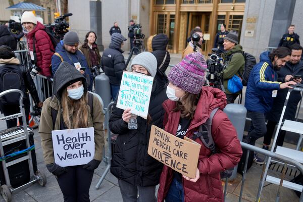 Demonstrators stand outside Manhattan federal court shortly after Luigi Mangione, the suspected killer of UnitedHealthcare CEO Brian Thompson, arrived for a hearing, Thursday, Dec. 19, 2024, in New York. (AP Photo/Seth Wenig)