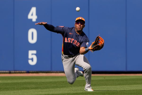 Houston Astros center fielder Pedro Leon catches a fly ball by New York Mets' Jose Azocar to end the third inning of a spring training baseball game Saturday, Feb. 22, 2025, in Port St. Lucie, Fla. (AP Photo/Jeff Roberson)