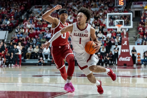 Alabama guard Mark Sears (1) works inside against Oklahoma guard Jeremiah Fears (0) during the first half of an NCAA college basketball game, Saturday, Jan. 4, 2025, in Tuscaloosa, Ala. (AP Photo/Vasha Hunt)