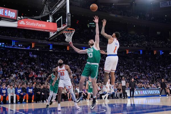 New York Knicks' Cameron Payne, right, shoots over Boston Celtics' Luke Kornet, center, during the first half of Game 3 of an NBA basketball second-round playoff series, Saturday, May 10, 2025, in New York. (AP Photo/Pamela Smith)