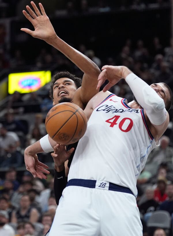 San Antonio Spurs center Victor Wembanyama, left, and LA Clippers center Ivica Zubac compete for a rebound during the first half of an NBA basketball game in San Antonio, Wednesday, Jan. 29, 2025. (AP Photo/Eric Gay)