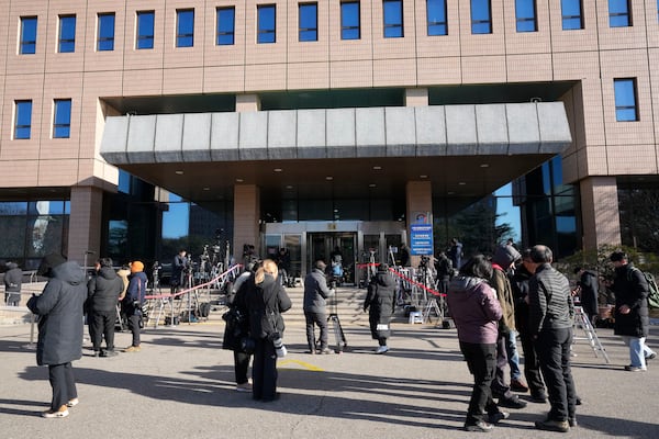 Media personnel gather as they wait for the arrival of impeached South Korean President Yoon Suk Yeol outside of the Corruption Investigation Office for High-ranking Officials in Gwacheon, South Korea, Wednesday, Jan. 15, 2025. (AP Photo/Ahn Young-joon)