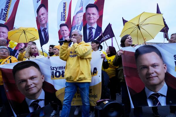 Supporters join a campaign rally in support of presidential candidate Szymon Hołownia in Warsaw, Poland ,Tuesday, May 13, 2025. (AP Photo/Czarek Sokolowski)