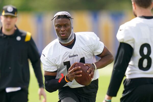 FILE - Pittsburgh Steelers wide receiver George Pickens, center, performs drills during an NFL football practice at rookie minicamp, Friday, May 13, 2022, in Pittsburgh. (AP Photo/Keith Srakocic, File)