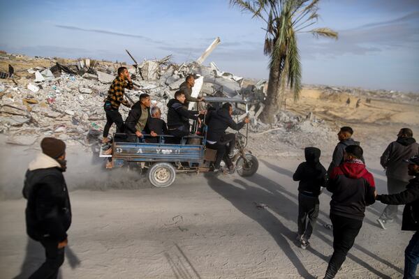 Displaced Palestinians leave parts of Khan Younis as they go back to their homes in Rafah, southern Gaza Strip, Sunday, Jan. 19, 2025. (AP Photo/Jehad Alshrafi)