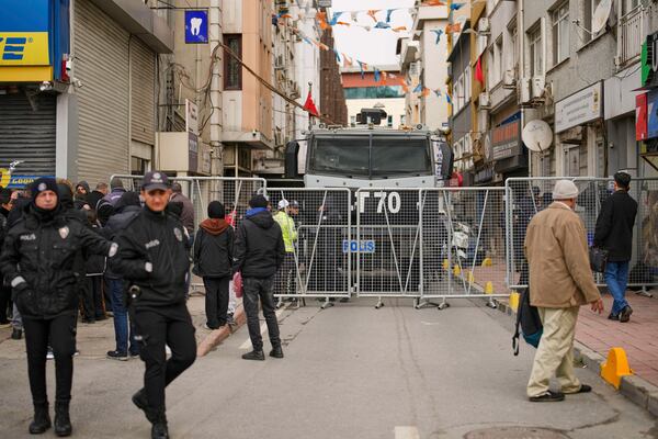 Police cordon off the roads leading to the Vatan Security Department, where Istanbul Mayor Ekrem Imamoglu is expected to be taken following his arrest in Istanbul, Turkey, on Wednesday, March 19, 2025. (AP Photo/Emrah Gurel)