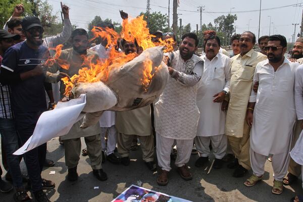 Traders burn an effigy of Indian Prime Minister Narendra Modi during an anti-India demonstration, in Mulan, Pakistan, Thursday, May 8, 2025. (AP Photo/Asim Tanveer)